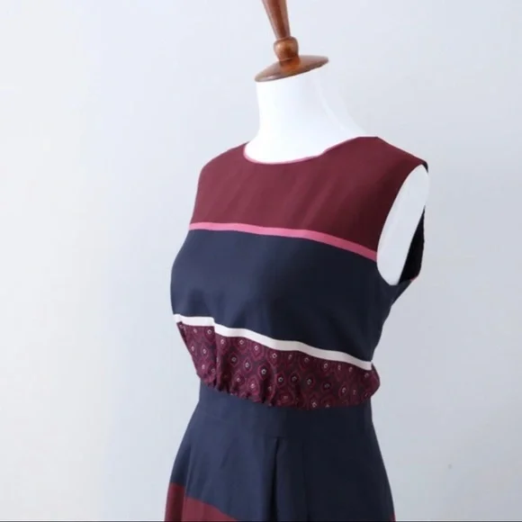 LOFT Sleeveless, Beautiful, A-Line Dress, Navy & Burgundy Design - Picture 3 of 6